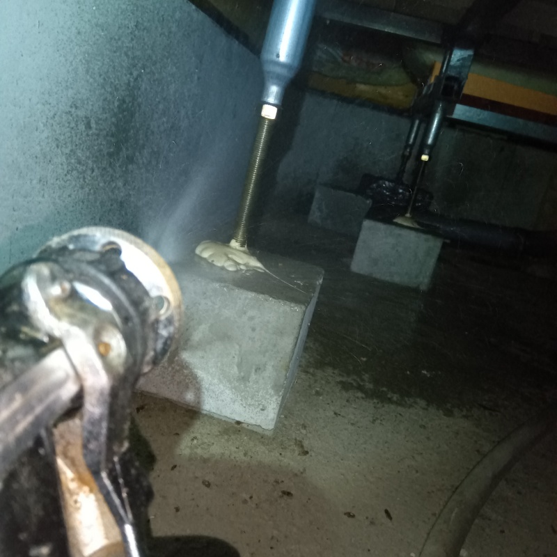 地面にシロアリ駆除剤を散布