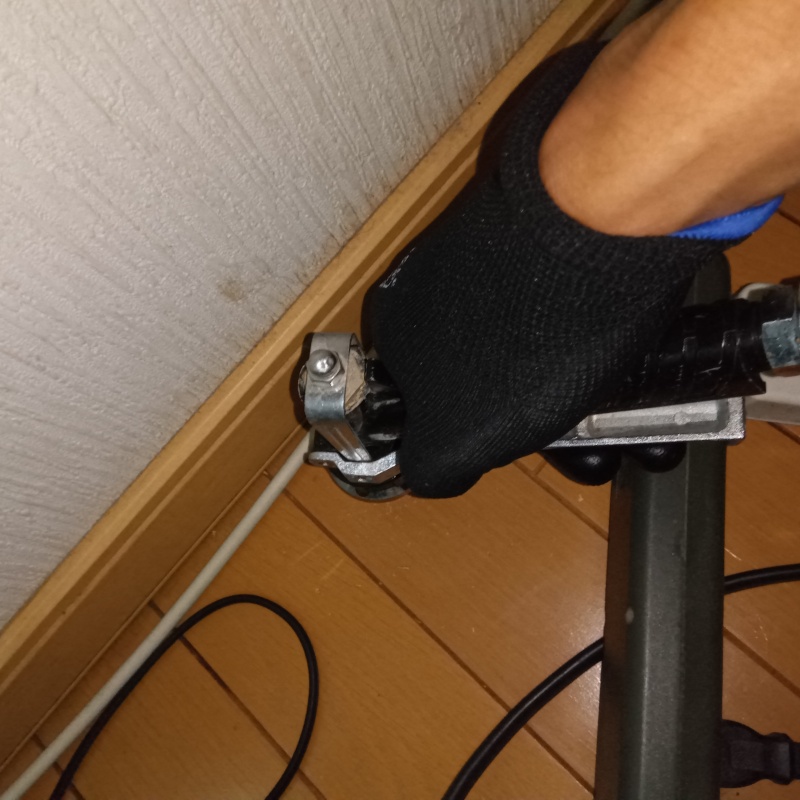 フローリングに穴を開けてシロアリ駆除剤を注入