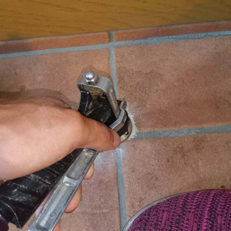 玄関床の目地からシロアリ駆除剤を注入