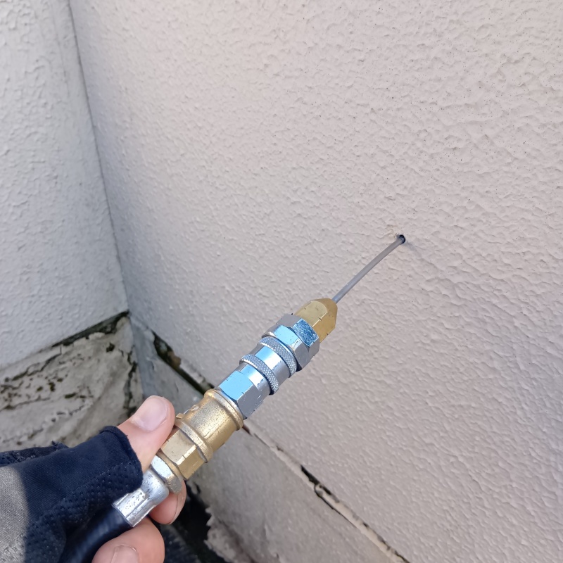 壁内部に直接シロアリ駆除剤を注入