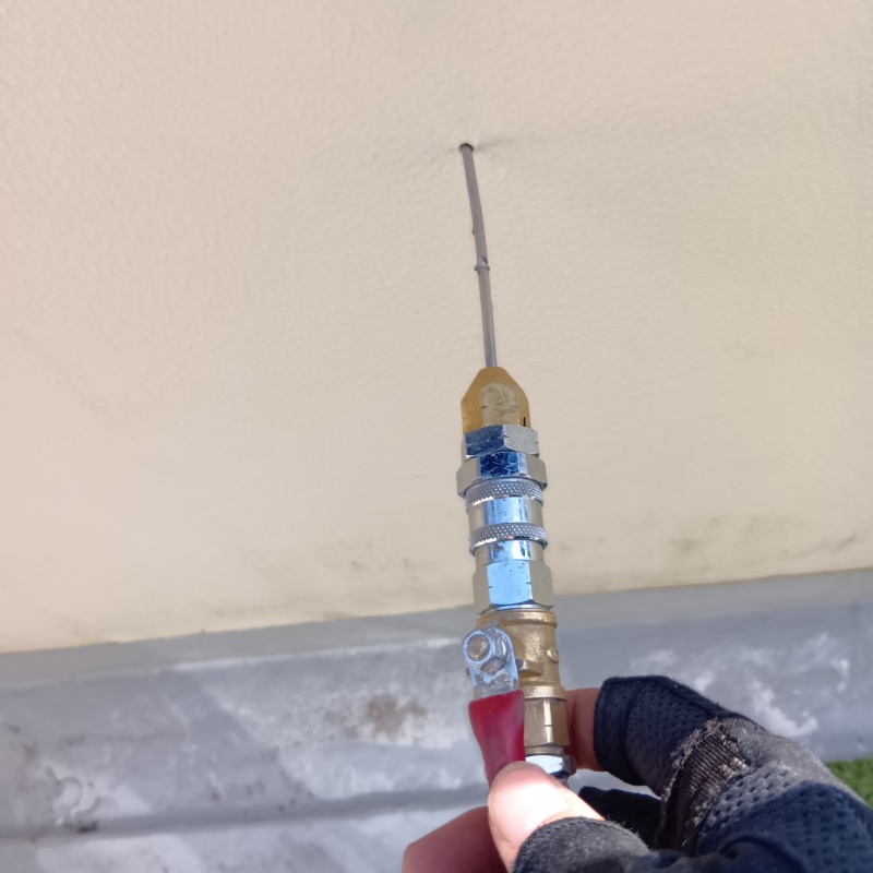 壁材に穴を開けてシロアリ駆除剤を注入
