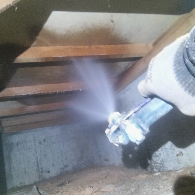 床下木材にシロアリ駆除剤を散布