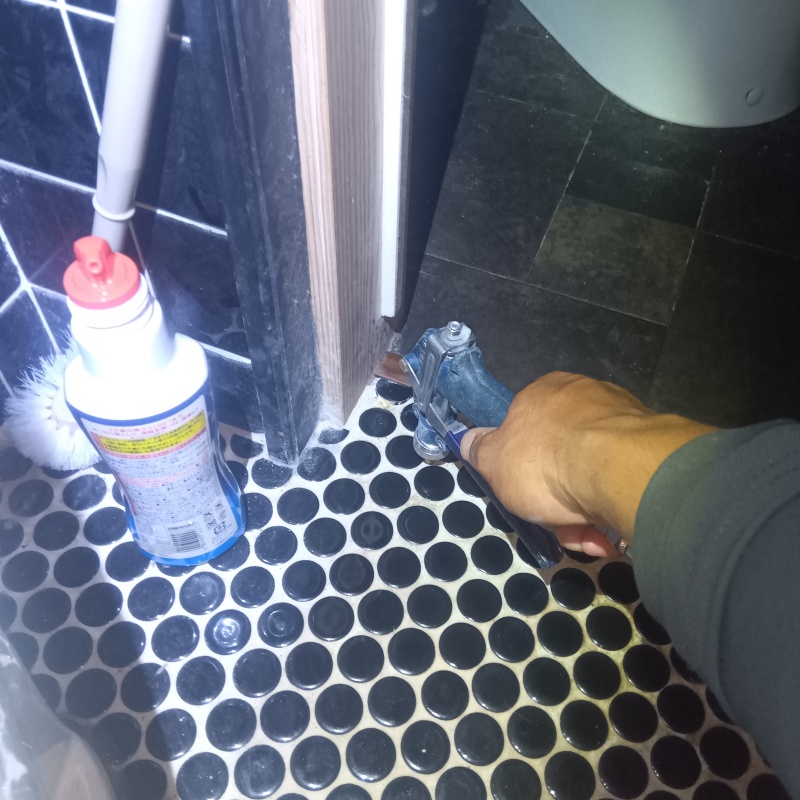 トイレ床の目地からシロアリ駆除剤を注入