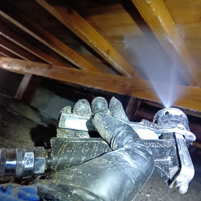 床下木材にシロアリ駆除剤を散布