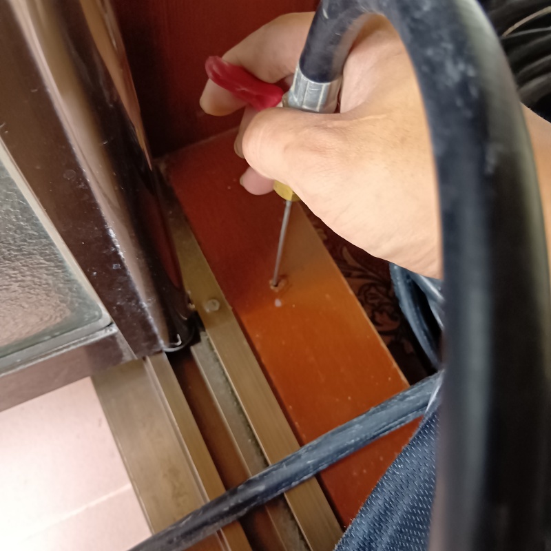 床に穴を開けてシロアリ駆除剤を注入