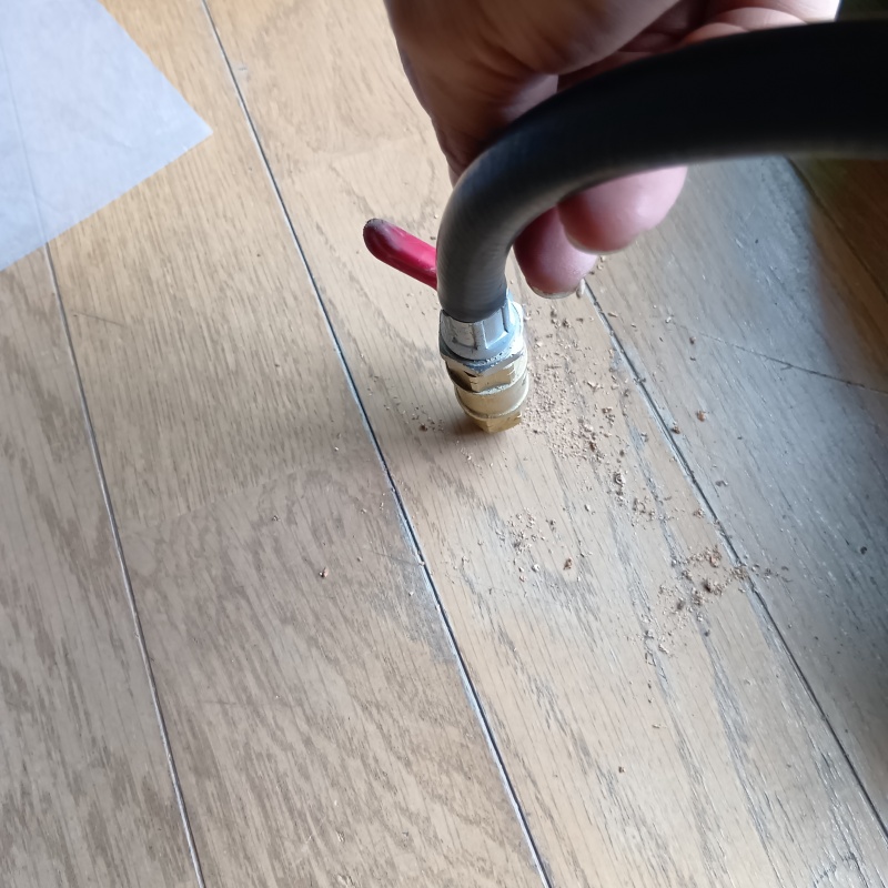 フローリング内部に直接シロアリ駆除剤を注入