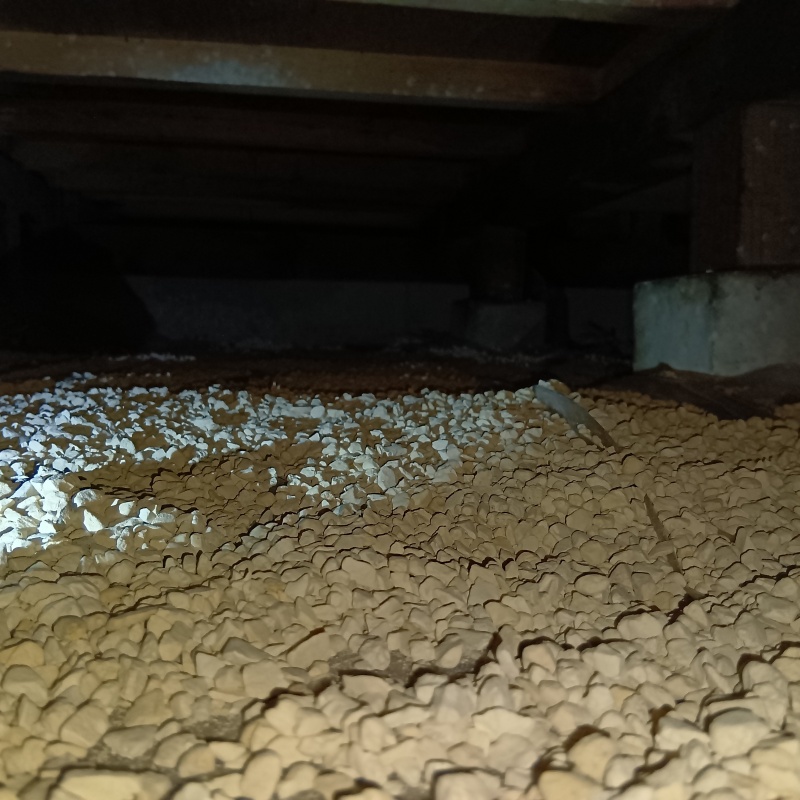 床下に調湿材を敷いている様子