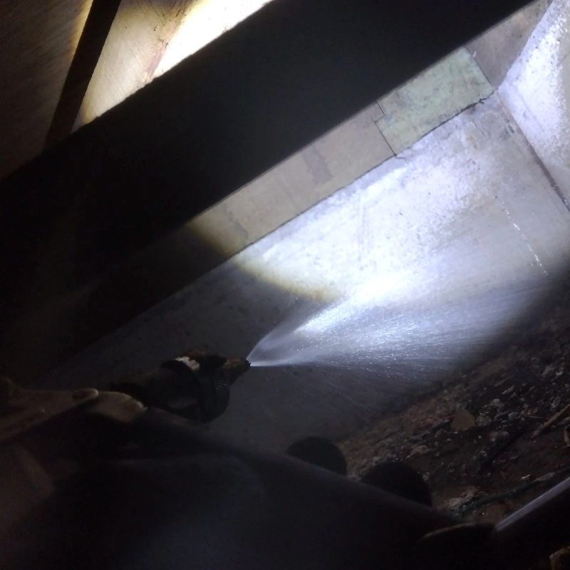 基礎にシロアリ駆除剤を散布