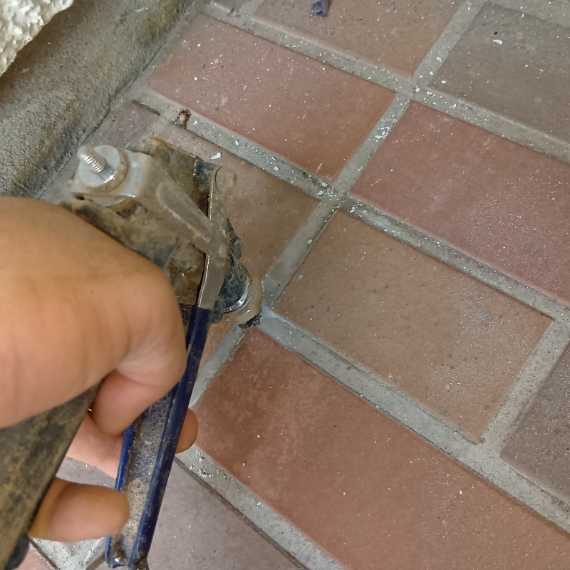 玄関床の目地からシロアリ駆除剤を注入