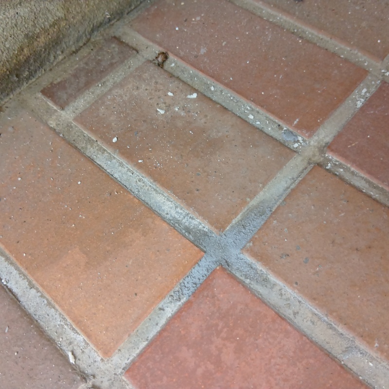 開けた穴を自然な形で補修