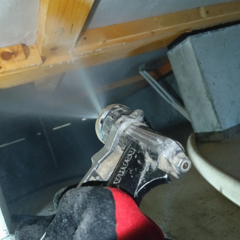 床下木材に防蟻剤を散布