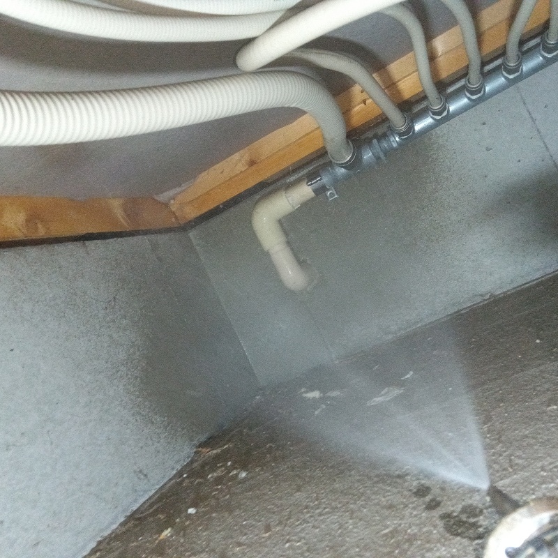 基礎に防蟻剤を散布