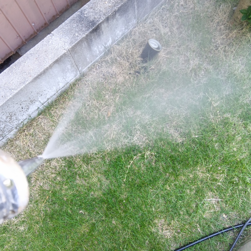 建物外周の土壌に防蟻剤を散布