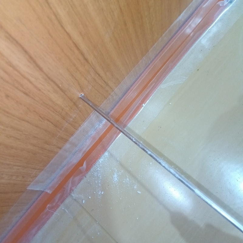 壁材に穴を開けてシロアリ駆除剤を注入