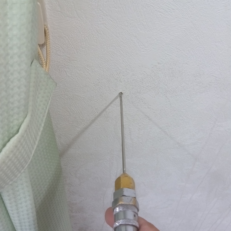 壁内部に直接シロアリ駆除剤を注入