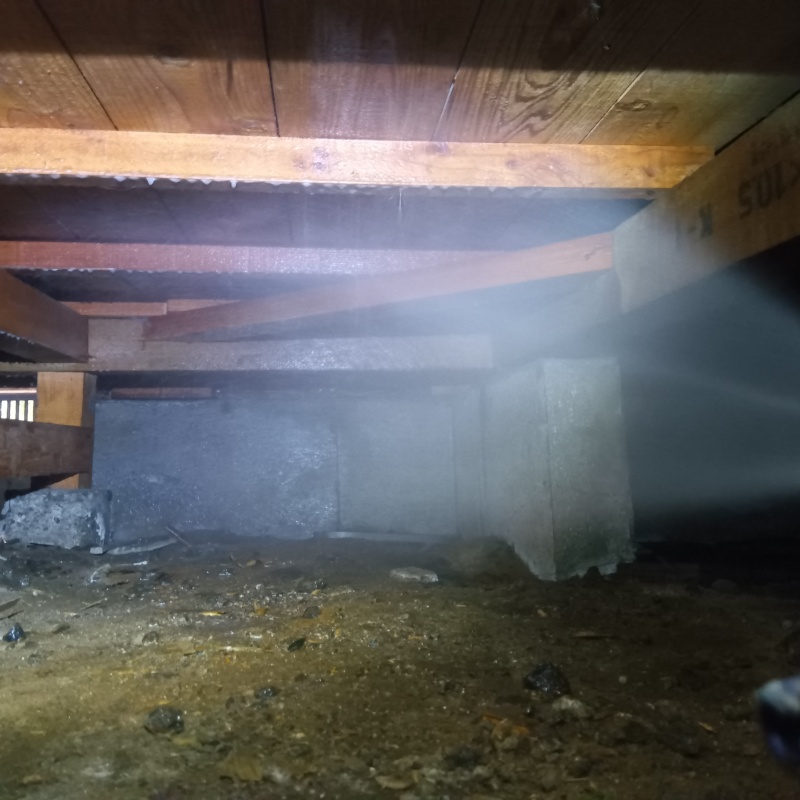 床下木材にシロアリ駆除剤を散布