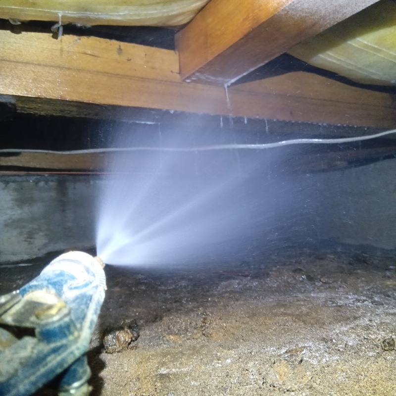 床下木材にシロアリ駆除剤を散布