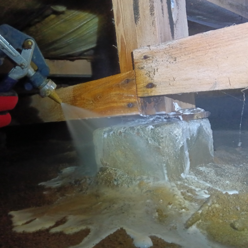 束石まわりにシロアリ駆除剤を散布