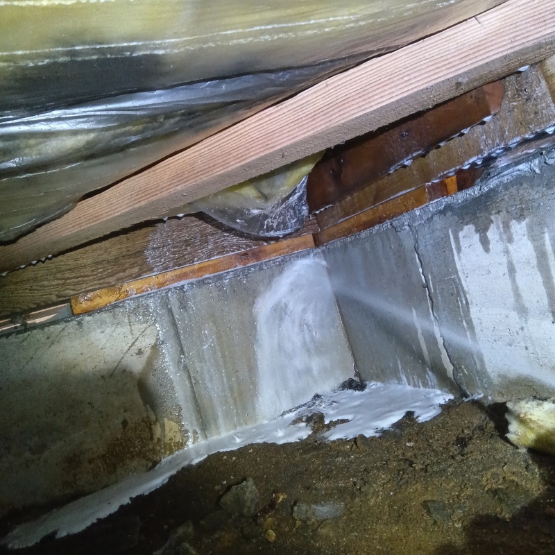 基礎にシロアリ駆除剤を散布