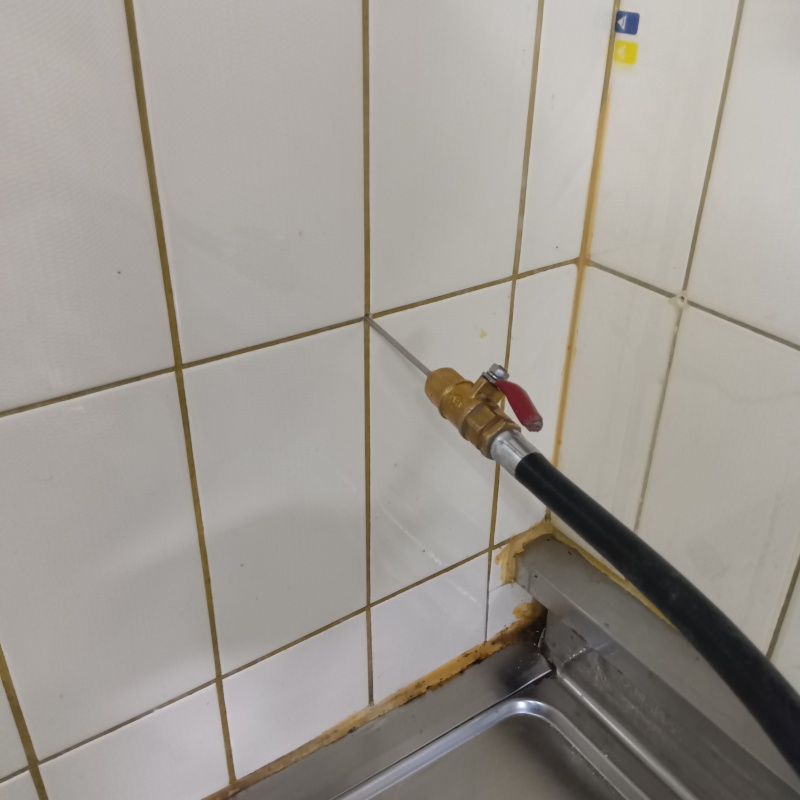 壁の目地からシロアリ駆除剤を注入