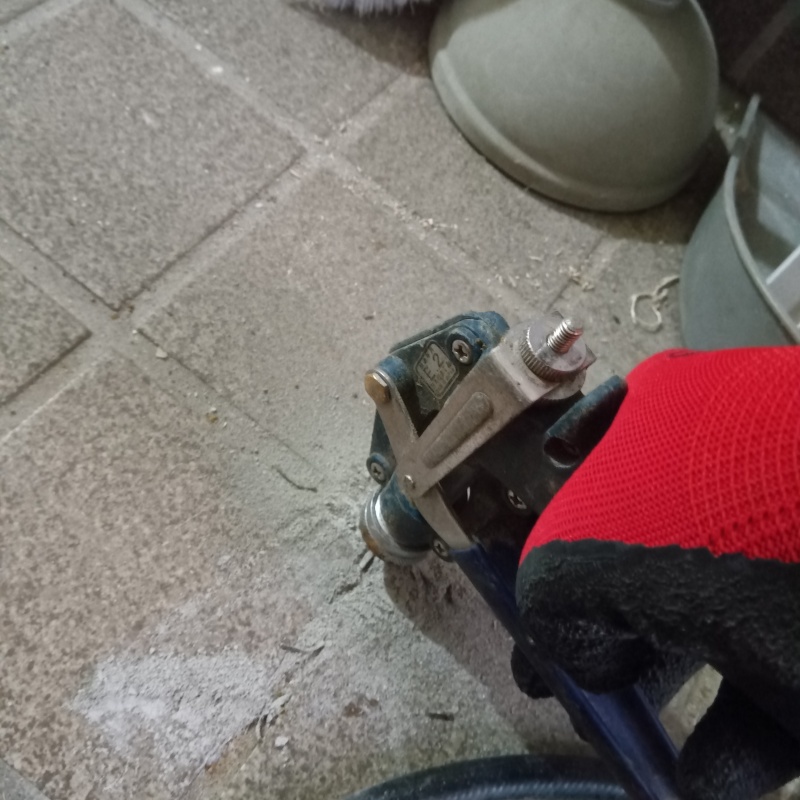 玄関床に穴を開けてシロアリ駆除剤を注入