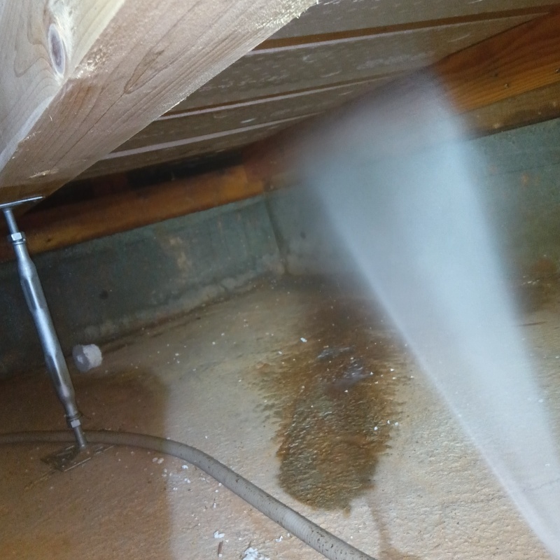 床下木材に防蟻剤を散布