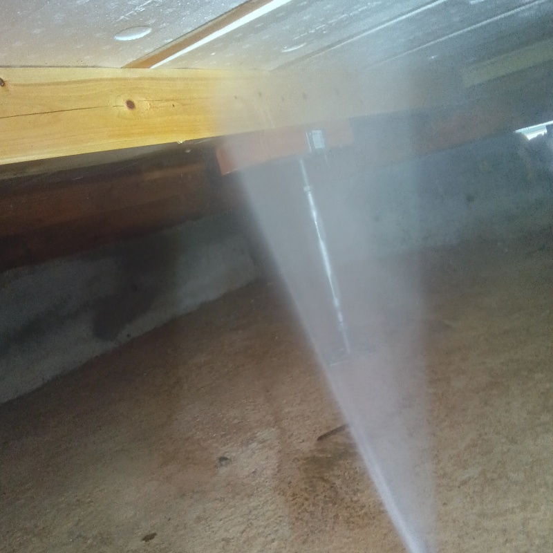 床下断熱材に防蟻剤を散布