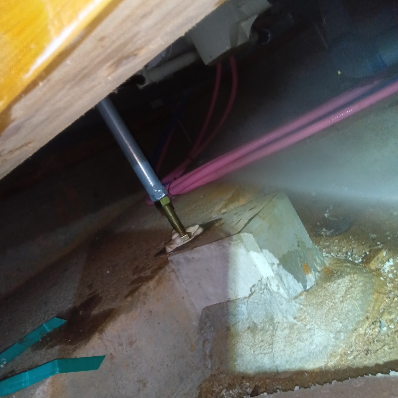 基礎に防蟻剤を散布