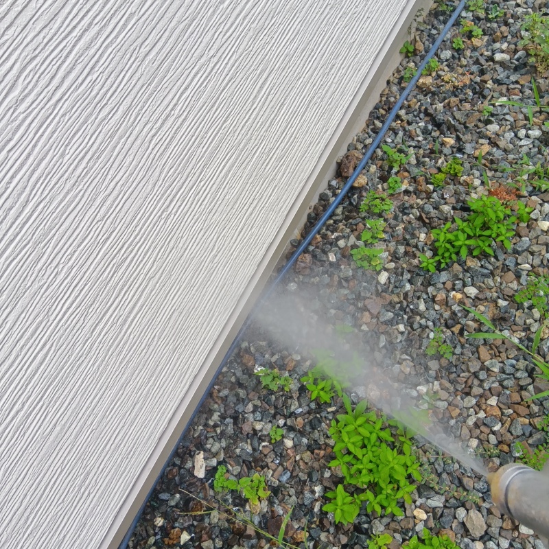 建物外周の土壌に防蟻剤を散布