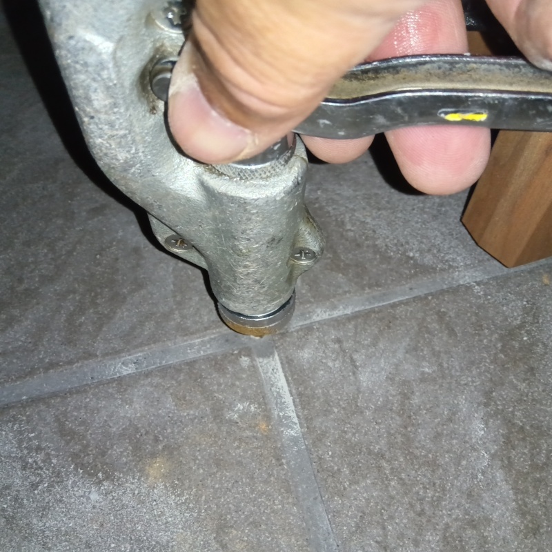 玄関床に穴を開けて防蟻剤を注入