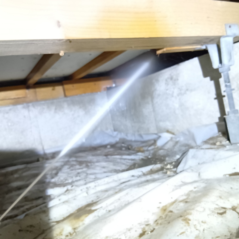 床下断熱材にシロアリ駆除剤を散布