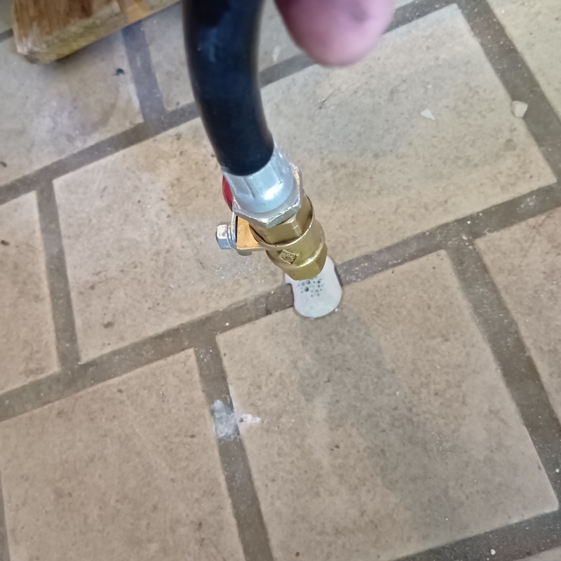 玄関床に穴を開けてシロアリ駆除剤を注入