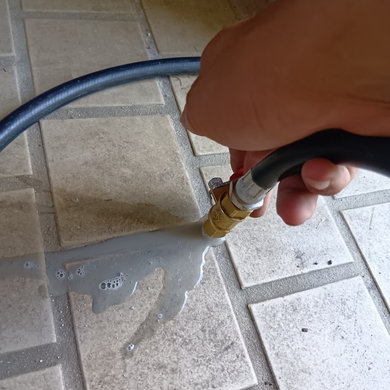 玄関床の目地からシロアリ駆除剤を注入