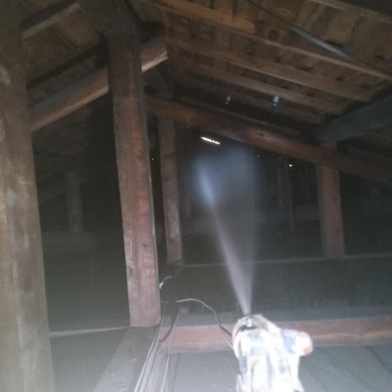 屋根裏の木材にシロアリ駆除剤を散布