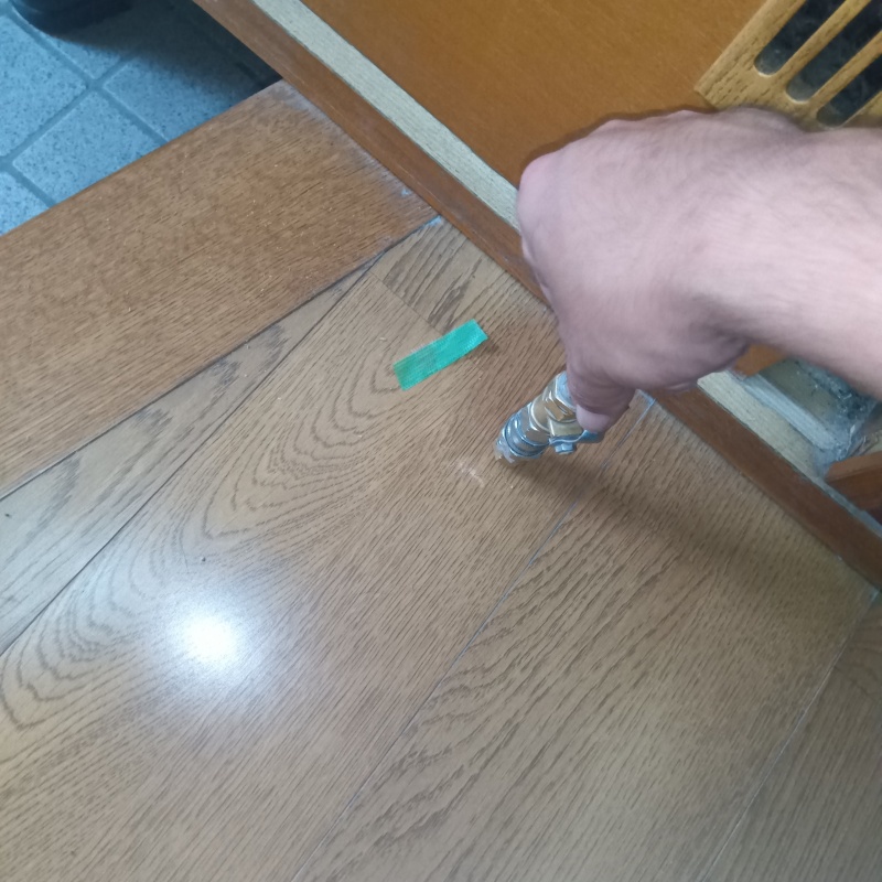 フローリングに穴を開けてシロアリ駆除剤を注入