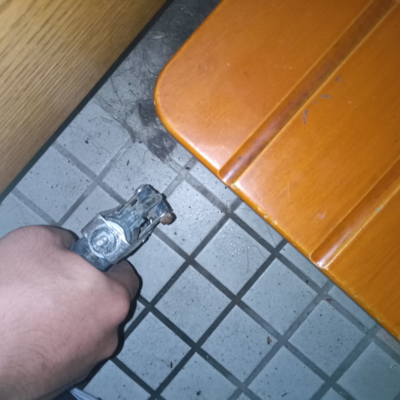 玄関床の目地からシロアリ駆除剤を注入