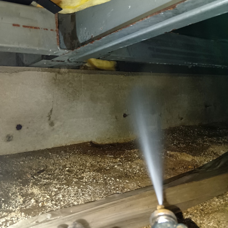 基礎にシロアリ駆除剤を散布