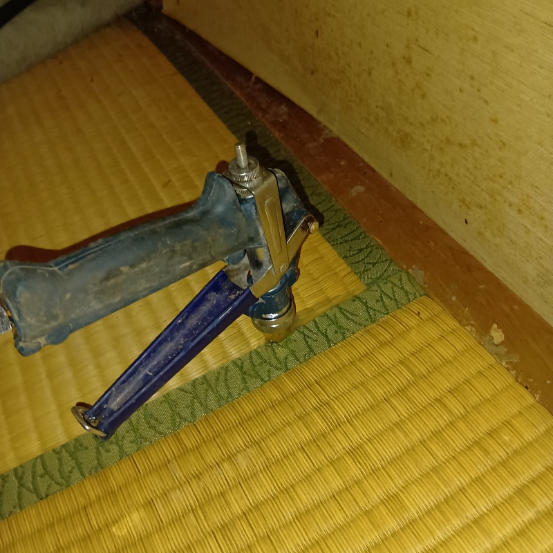 畳に穴を開けてシロアリ駆除剤を注入