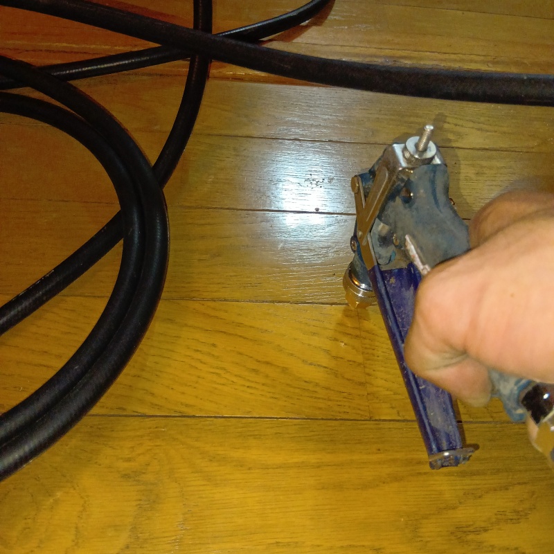 フローリングに穴を開けてシロアリ駆除剤を注入