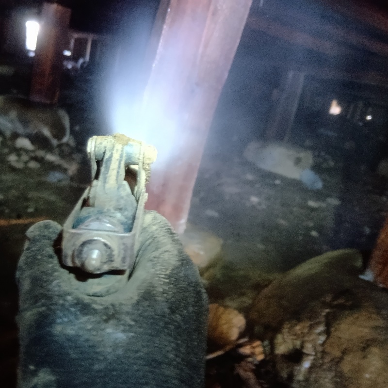 床下木材にシロアリ駆除剤を散布