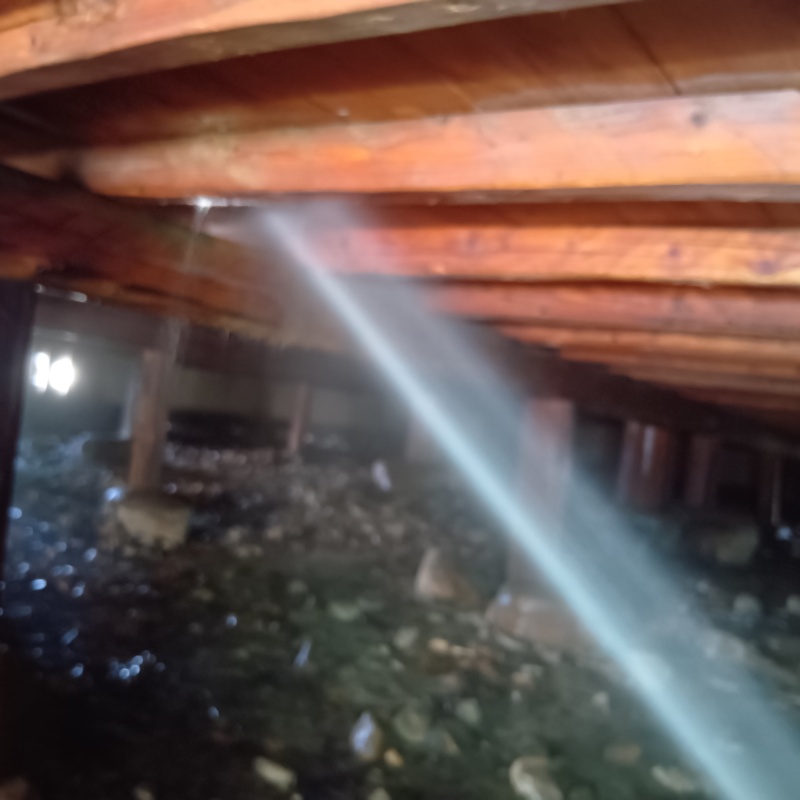 床下木材にシロアリ駆除剤を散布