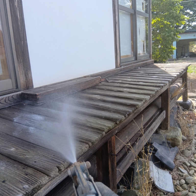 縁側にシロアリ駆除剤を散布