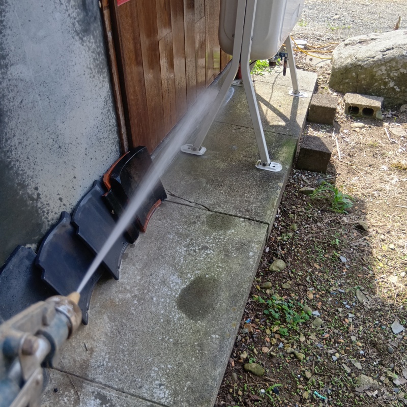 基礎まわりにシロアリ駆除剤を散布