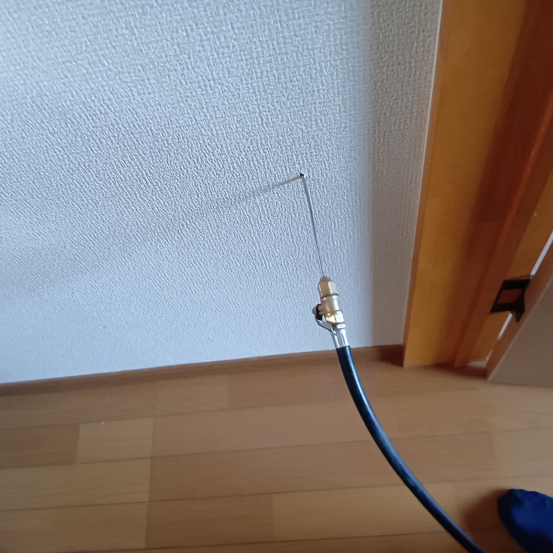 壁に穴を開けてシロアリ駆除剤を注入