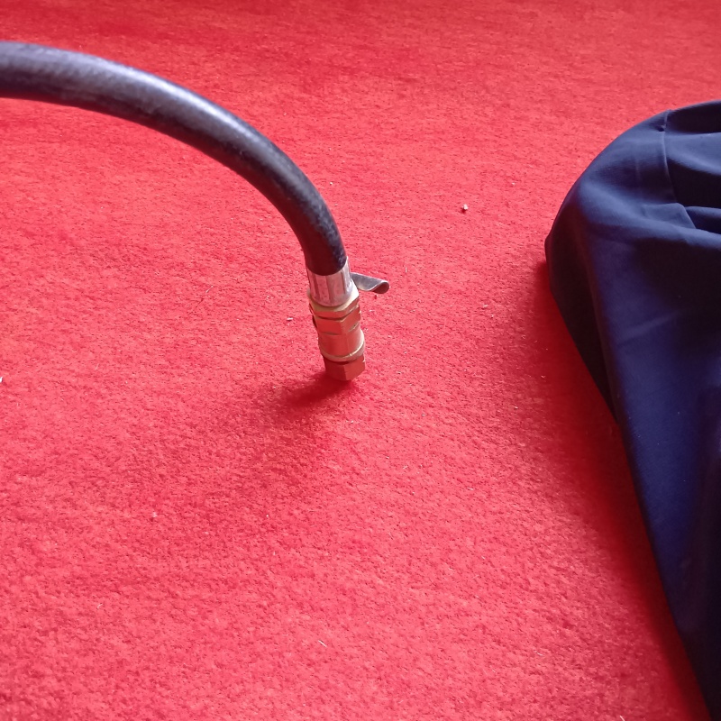 床に穴を開けてシロアリ駆除剤を注入