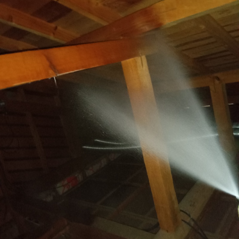 屋根裏の木材にシロアリ駆除剤を散布