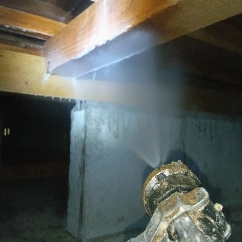 床下木材にシロアリ駆除剤を散布