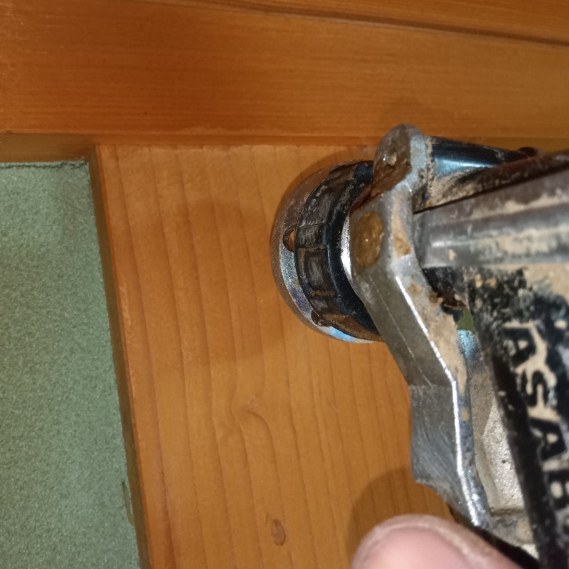 木の柱に穴を開けてシロアリ駆除剤を注入