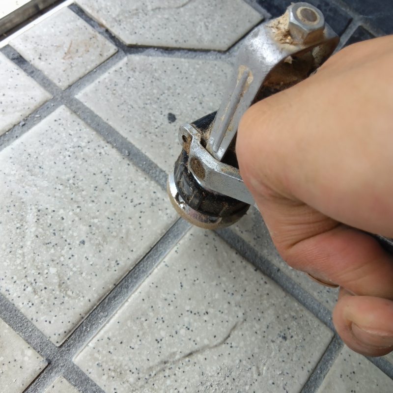 玄関床の目地からシロアリ駆除剤を注入