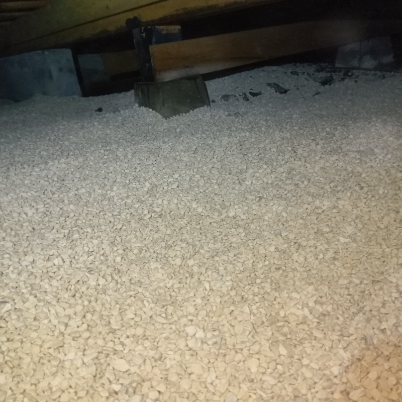 床下に調湿材を敷いている様子